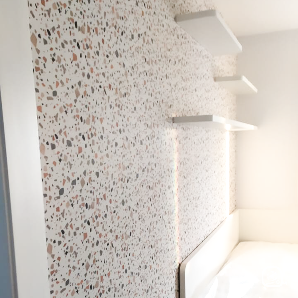 Papel de parede estilo terrazzo em quarto decorado com prateleiras.