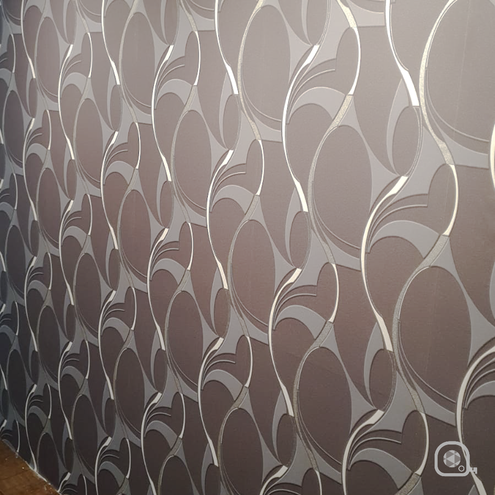 Papel de parede com design geométrico e tons de cinza e marrom.