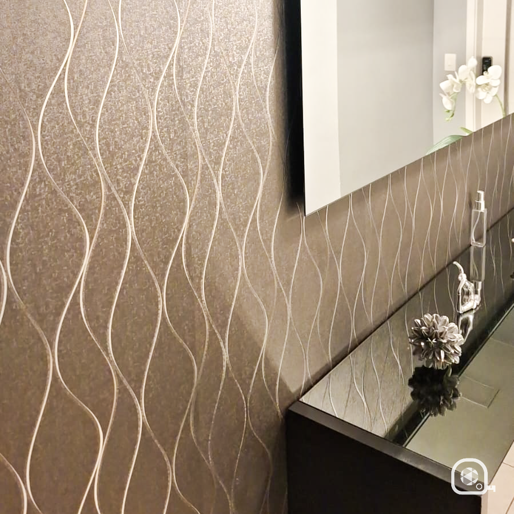 Papel de parede com textura ondulada em tom marrom para decoração sofisticada de lavabo.