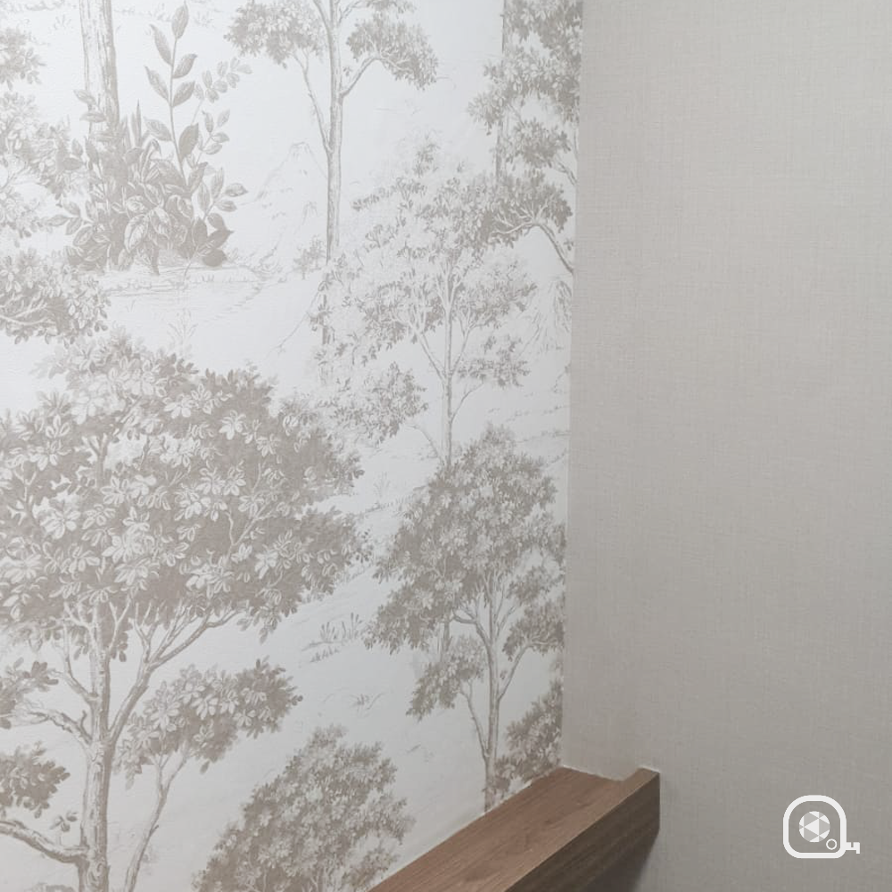 Papel de parede com estampa de árvores em tons neutros para decoração de parede com prateleira de madeira.